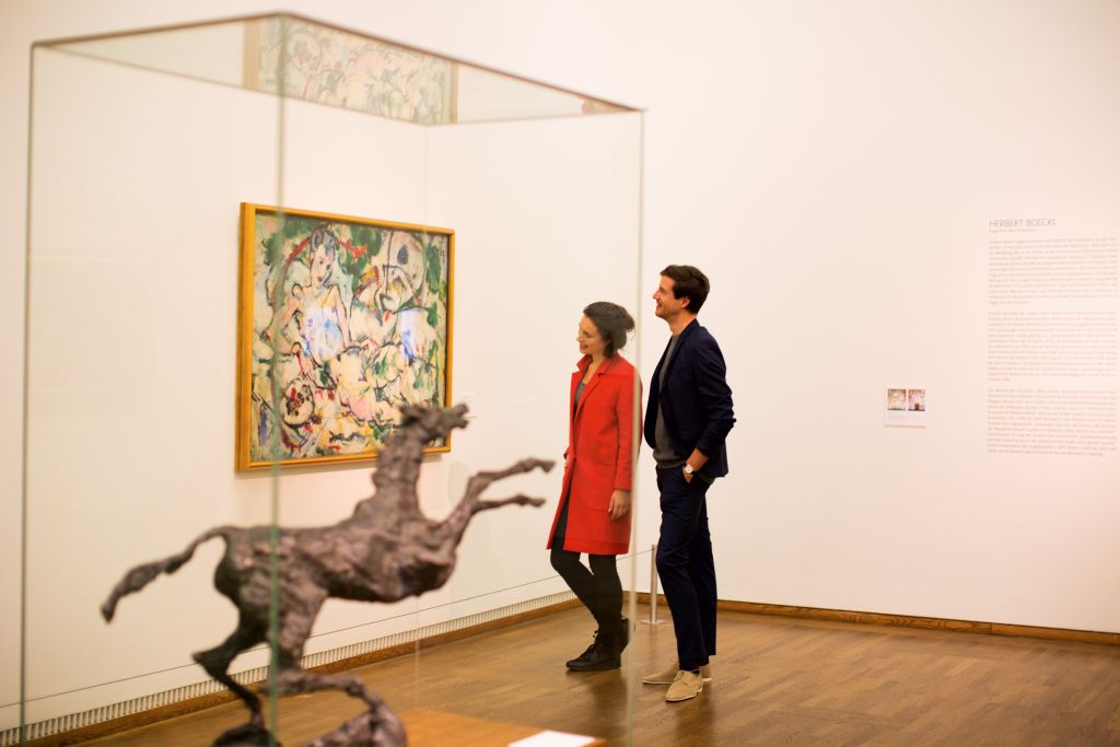 Two People standing in Front of a picture and a horse statue at the Leopold Museum in Vienna